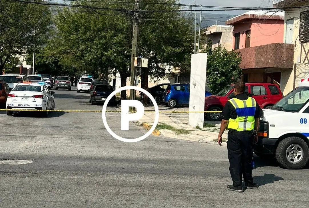 Los hechos ocurrieron en la colonia Casa Bella, generando un despliegue inmediato de la Agencia Estatal de Investigaciones (AEI) y los paramédicos de las ambulancias UMT. Foto: Raymundo Elizalde.