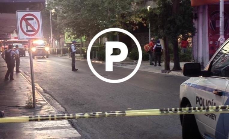 Según los informes preliminares, el hombre presuntamente decidió lanzarse desde un estacionamiento ubicado en las inmediaciones. Foto: Raymundo Elizalde.