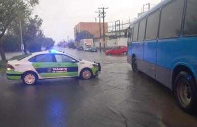 Lluvias dejan encharcamientos y cierres viales en Juárez, Guadalupe y Monterrey