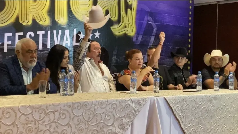 Lalo Mora se quitó su sombrero para honrar a la memoria de su compadre Arnulfo López Sánchez, fallecido el pasado 29 de septiembre. Foto. Arturo González