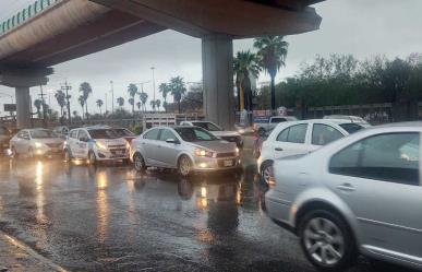 Regios salen temprano por lluvia y colapsa vialidad