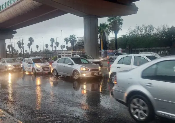 Regios salen temprano por lluvia y colapsa vialidad