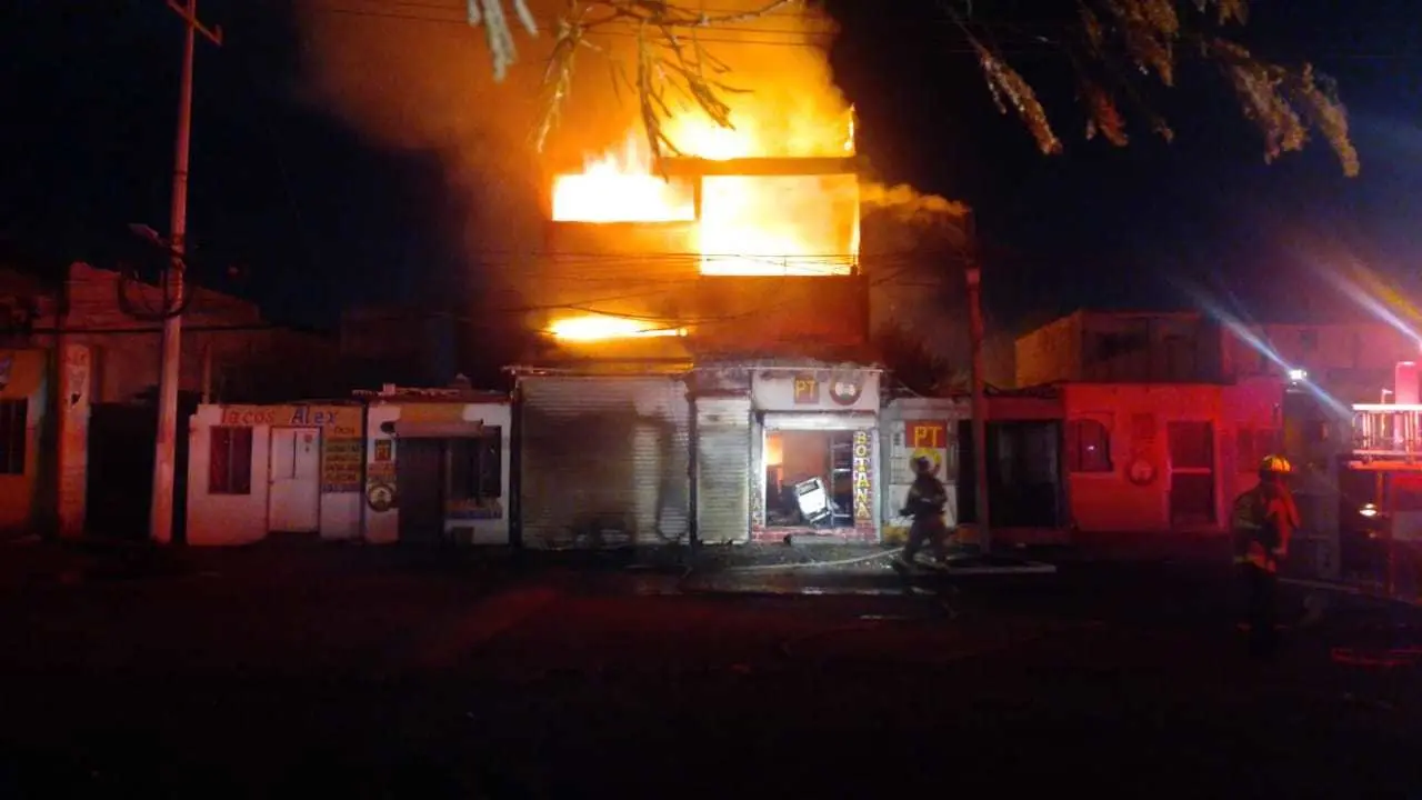 Bomberos y Protección Civil de Monterrey recibieron el reporte de un siniestro en una propiedad de tres pisos de altura. Foto: Raymundo Elizalde.