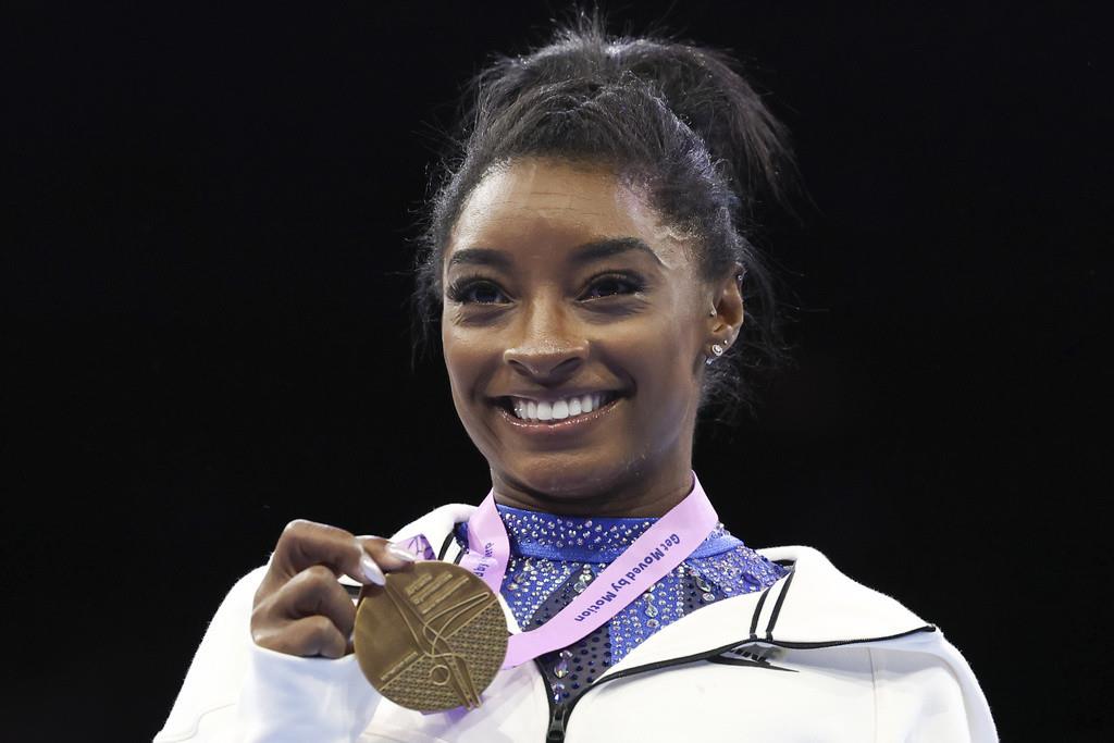 La estadounidense Simone Biles sostiene su medalla de oro tras ganar el All-Around individual en el Campeonato del Mundo en Antwerp, Bélgica el viernes 6 de octubre del 2023. (AP Foto/Geert vanden Wijngaert)