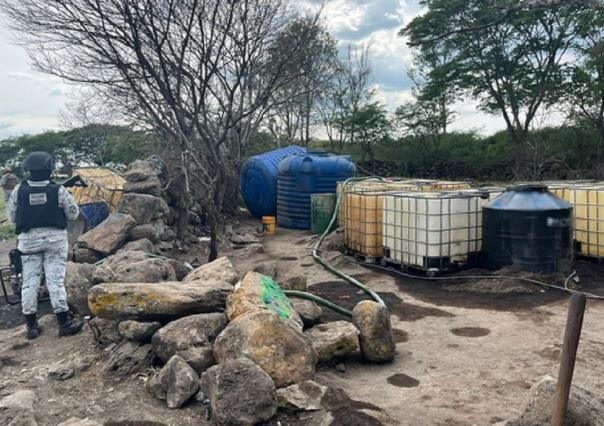Aseguran toma clandestina y 14 contenedores con combustible en Jalisco