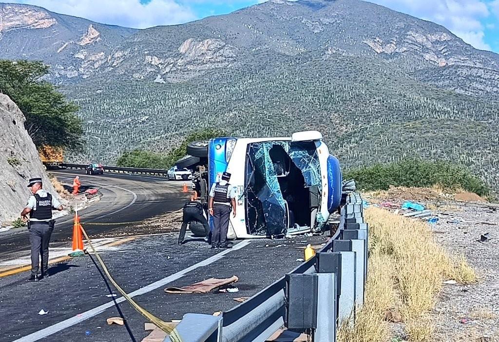 Vuelca autobús con migrantes en Oaxaca; hay 18 muertos y 27 heridos