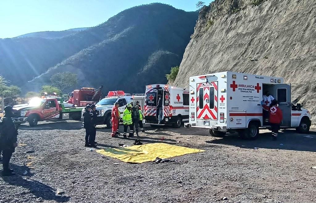 Vuelca autobús con migrantes en Oaxaca; hay 18 muertos y 27 heridos