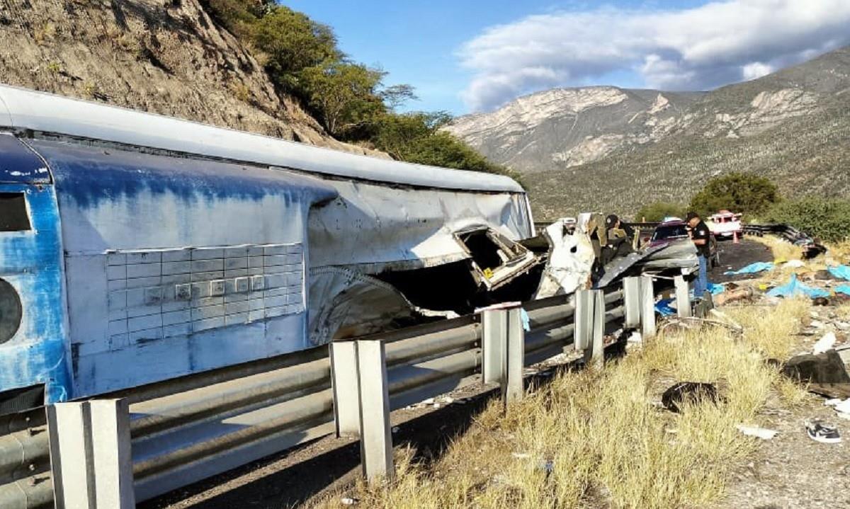 Vuelca autobús con migrantes en Oaxaca; hay 18 muertos y 27 heridos