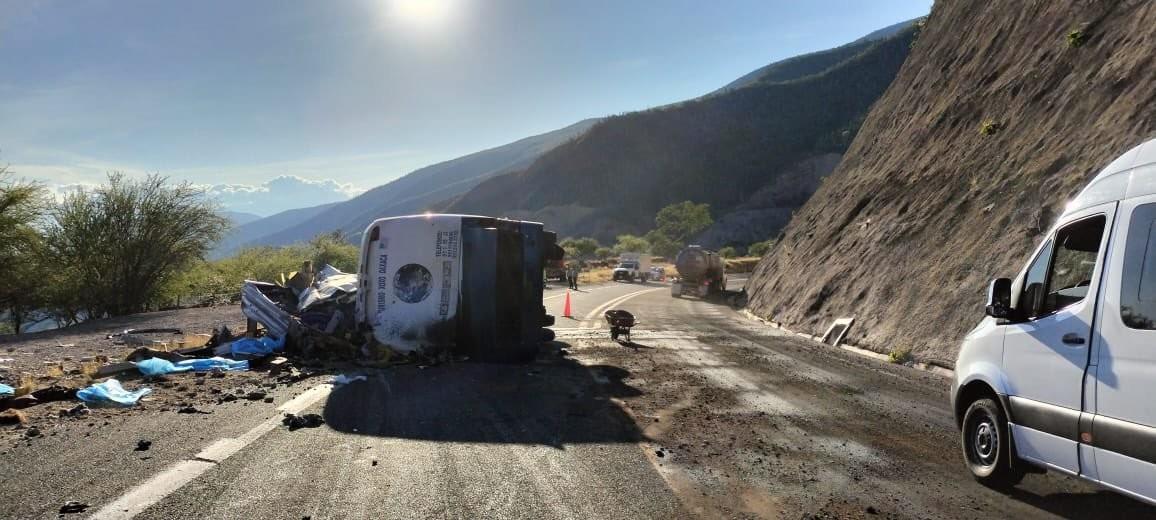 Vuelca autobús con migrantes en Oaxaca; hay 18 muertos y 27 heridos