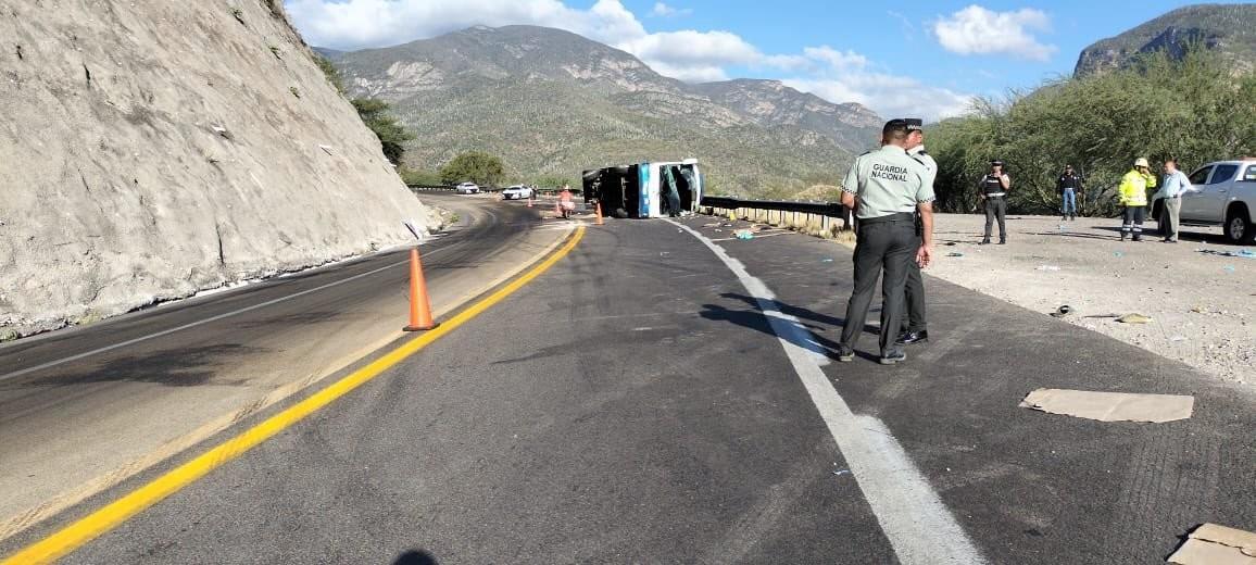 Vuelca autobús con migrantes en Oaxaca; hay 18 muertos y 27 heridos