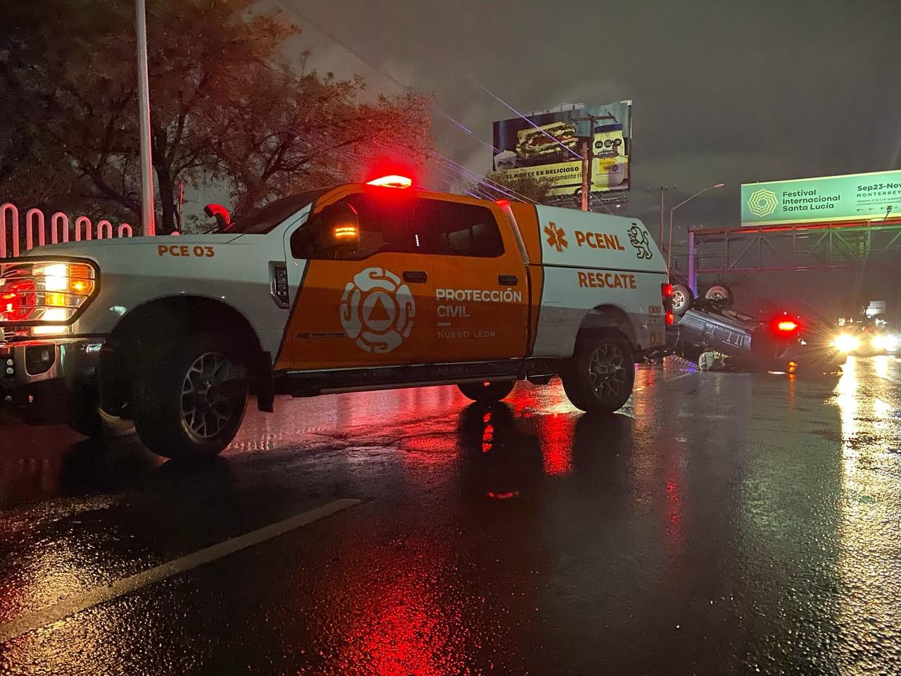 En el lugar paramédicos de Protección Civil de Nuevo León confirmaron que una camioneta terminó llantas arriba, luego que el conductor perdiera el control. Foto: Raymundo Elizalde.