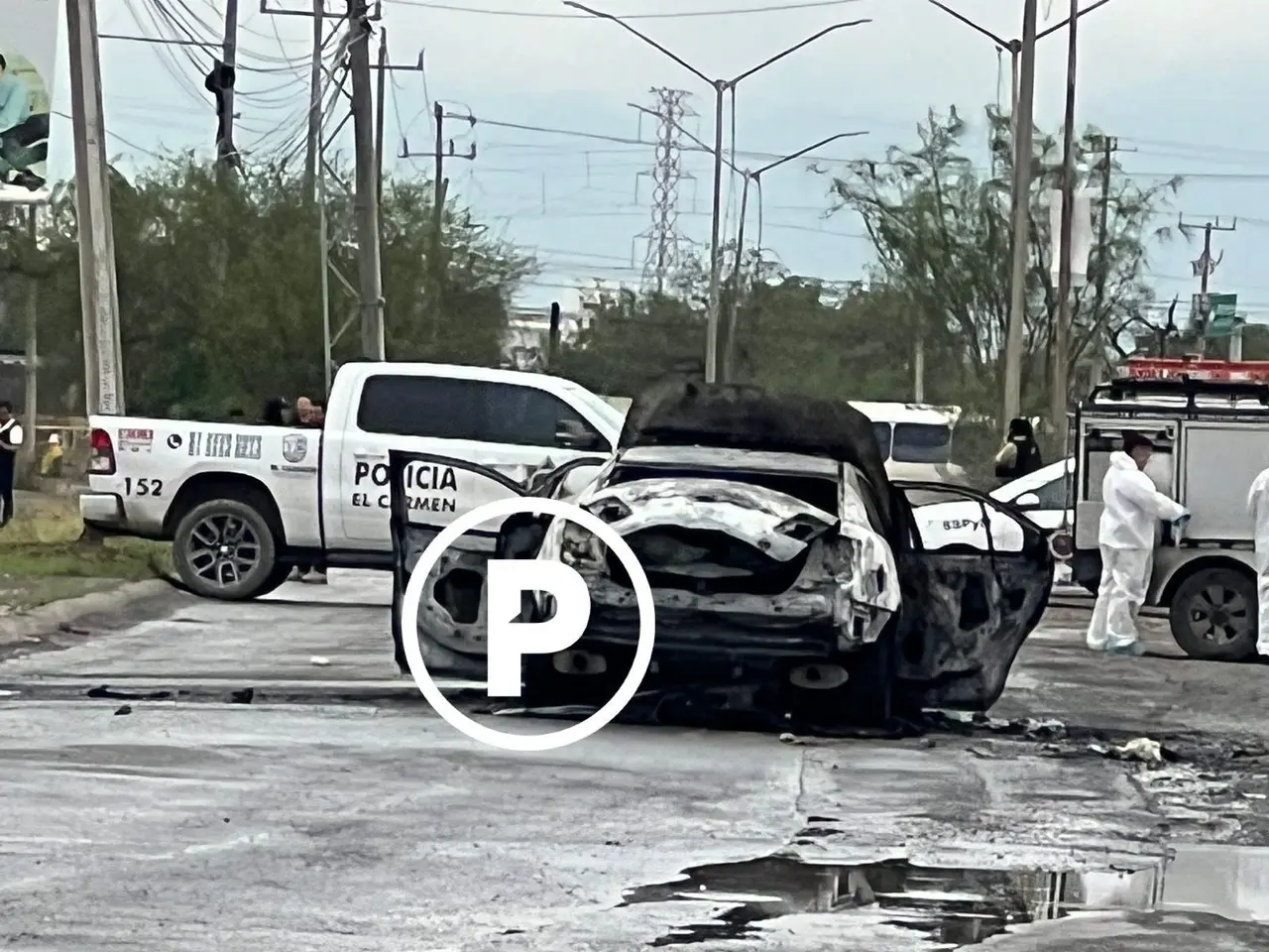 A la llegada de sus compañeros y elementos de Fuerza Civil confirmaron que el policía ya había perdido la vida. Foto: Raymundo Elizalde.