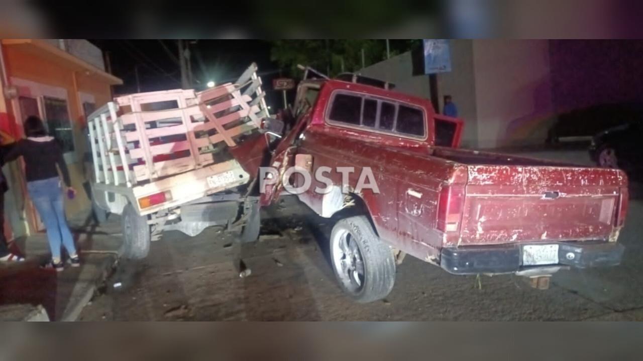 Maestro borracho destruye su camioneta al chocar contra vehículos estacionados