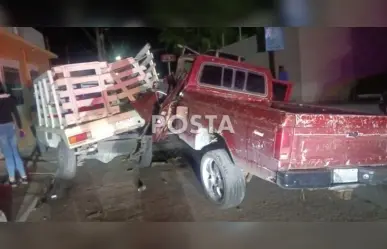 Maestro borracho destruye su camioneta al chocar contra vehículos estacionados