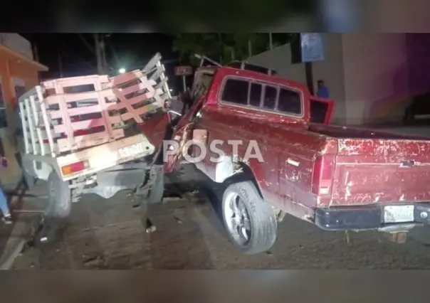 Maestro borracho destruye su camioneta al chocar contra vehículos estacionados
