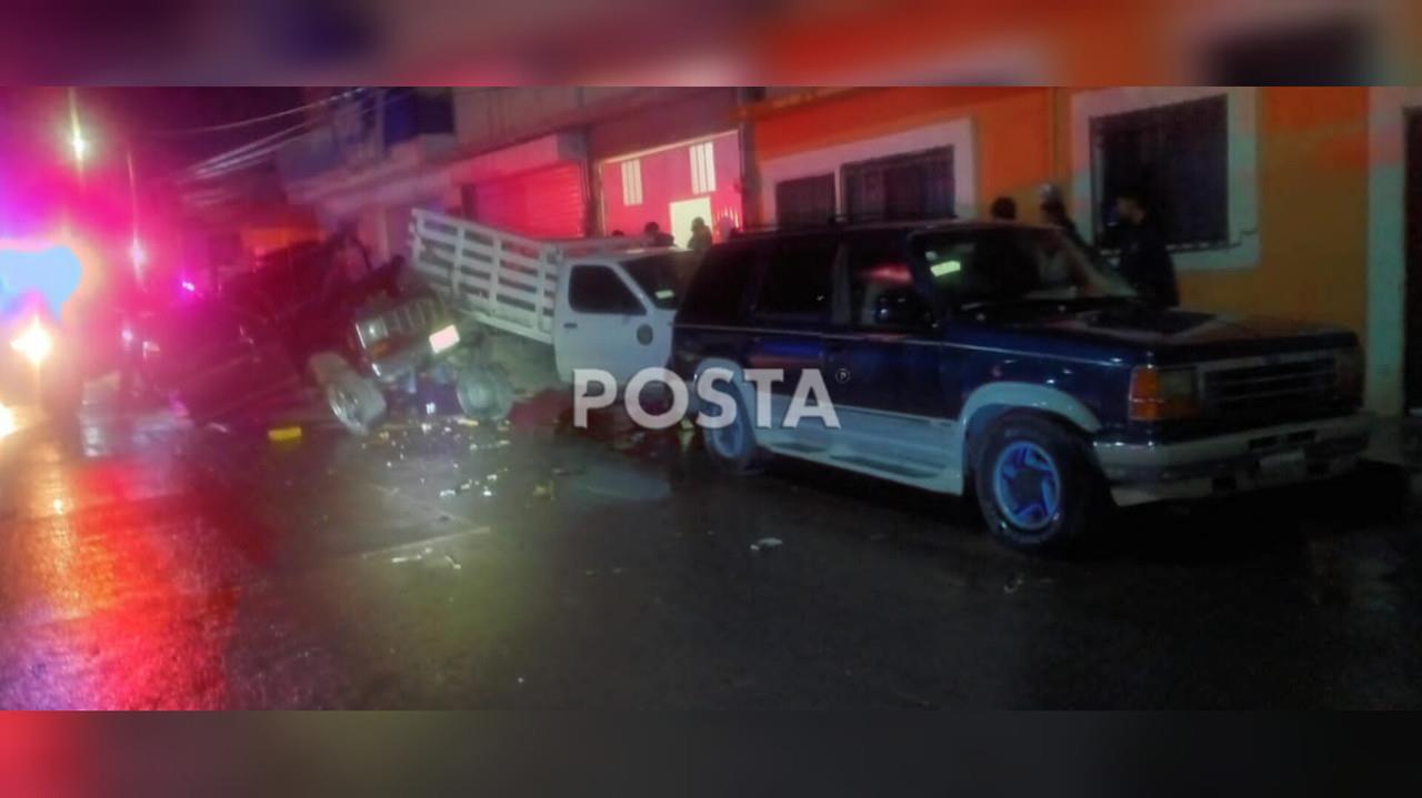 Maestro borracho destruye su camioneta al chocar contra vehículos estacionados
