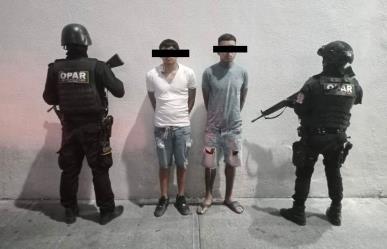 Caen dos hombres con armas y drogas en la colonia Sierra Ventana