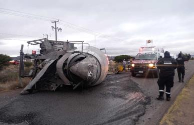 Vuelca revolvedora en Guadalupe, Zacatecas; tira carga de cemento