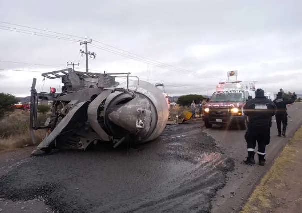 Vuelca revolvedora en Guadalupe, Zacatecas; tira carga de cemento