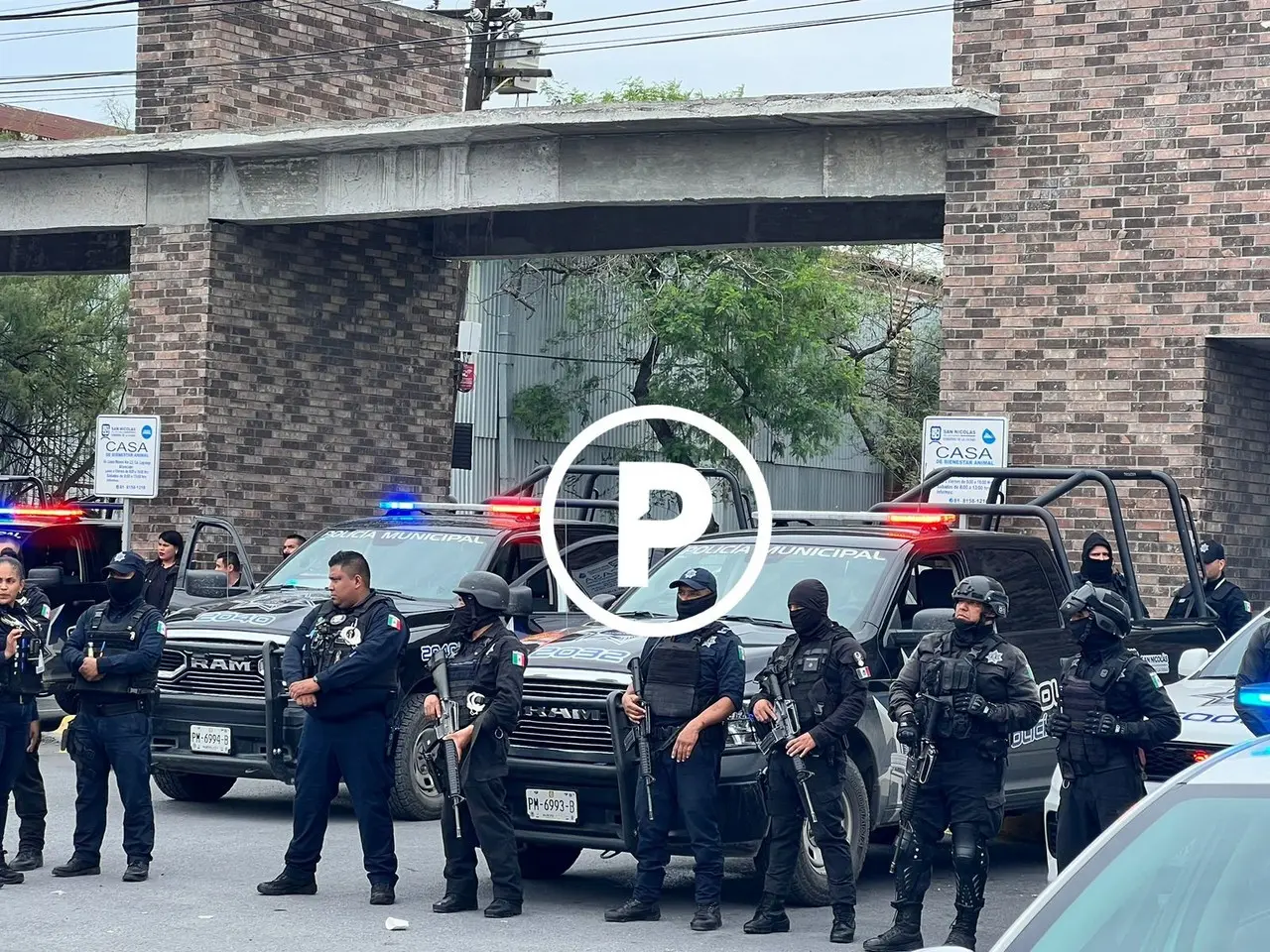 Policías de San Nicolás, se trinchan en comandancia . Fotos. Raymundo Elizalde