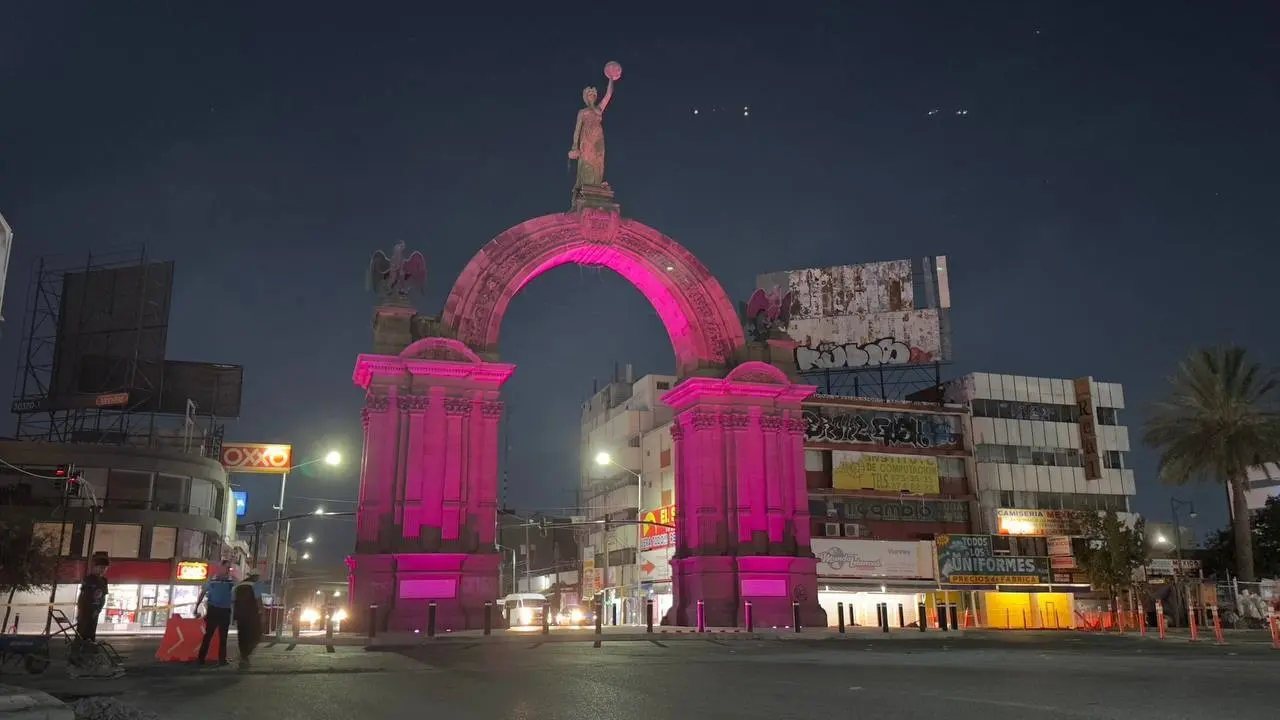 La ciudad de Monterrey se suma así a la lucha mundial contra el cáncer de mama. Fotos. Cortesía