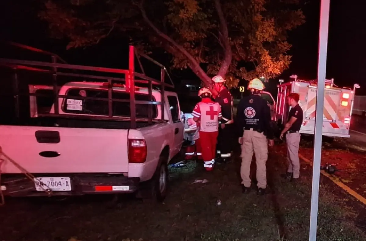 Elementos de Protección Civil utilizaron equipo hidráulico para liberar al conductor de la camioneta tras chocar contra un árbol. Foto: Facebook Protección Civil Nuevo León