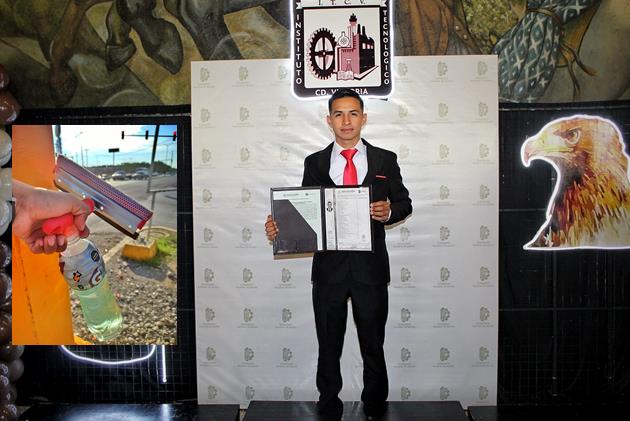 Joven limpiaparabrisas logra graduarse como ingeniero industrial