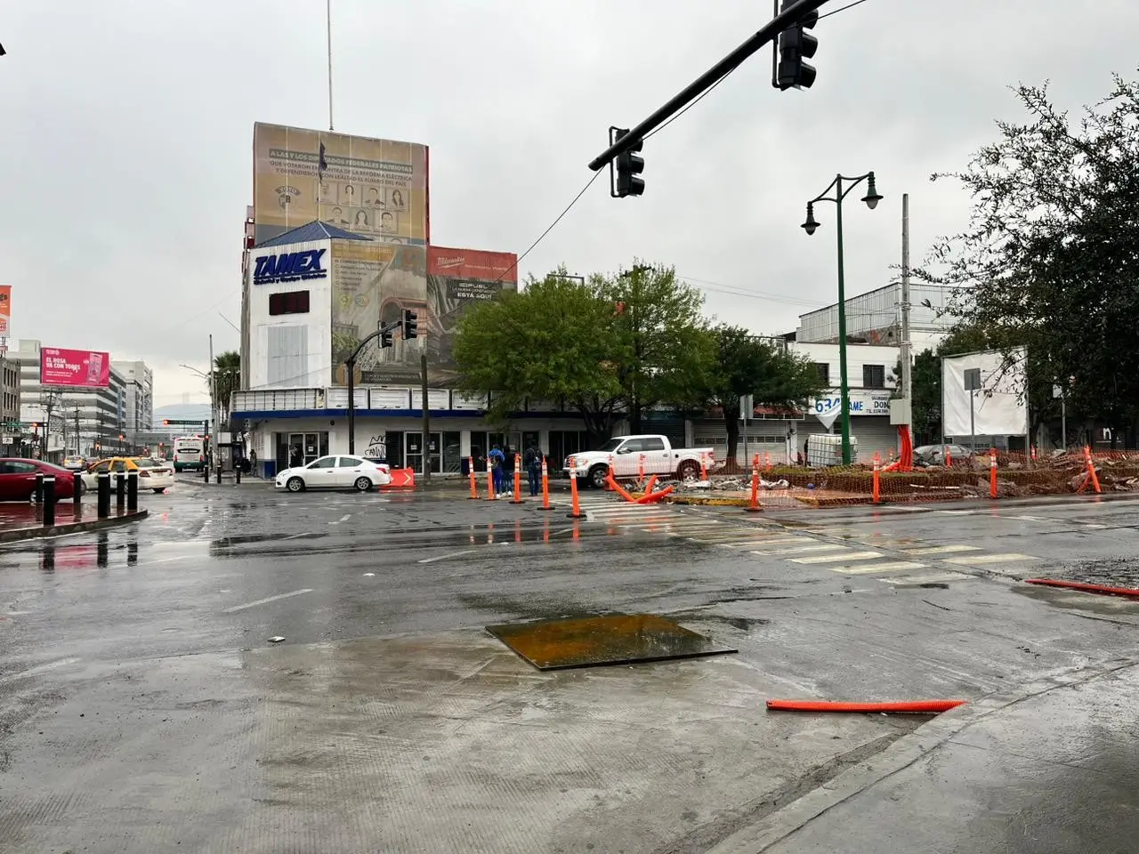 Alistan alternativas viales por obras en cruce seguro del Arco de la Independencia. Fotos. Karla Omosigho