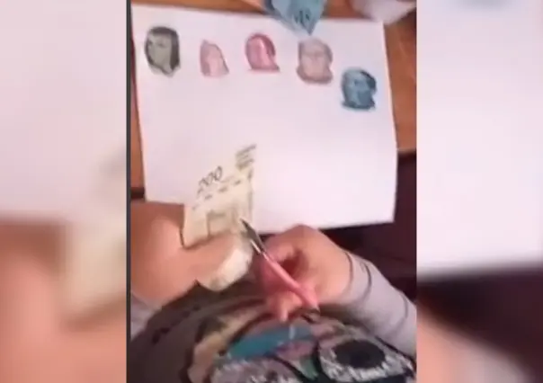 VIDEO: Niña recorta billetes para poder terminar su tarea