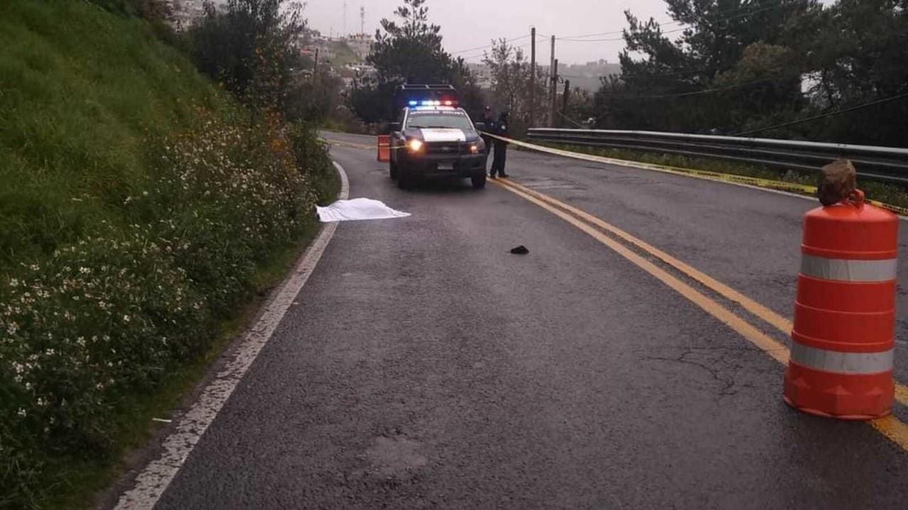 Una mujer fue encontrada sin vida en el kilómetro 19 de la carretera Naucalpan-Toluca, se presume que fue atropellada. Foto: Cortesía