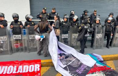 Feministas protestan en la FGJ e impiden el acceso a empleados