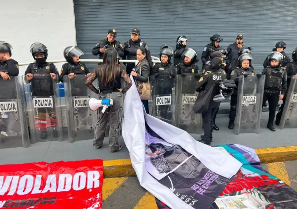 Feministas protestan en la FGJ e impiden el acceso a empleados