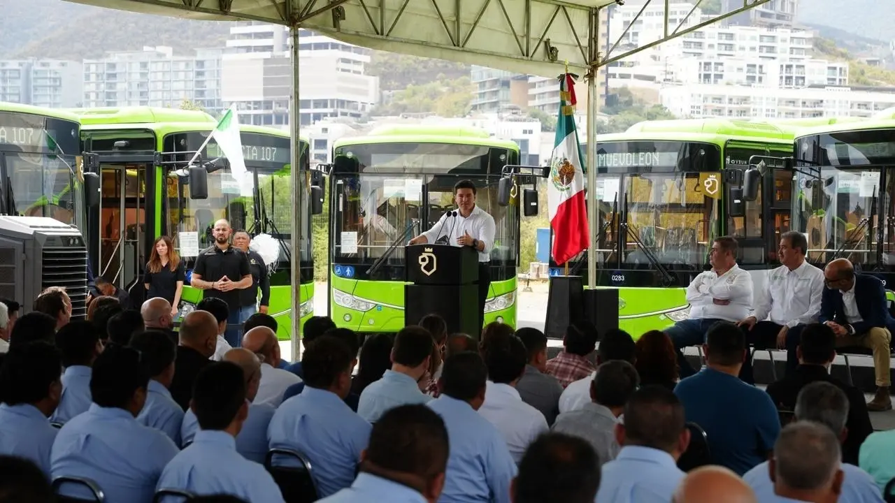Incorpora Gobierno de Nuevo León mil unidades del transporte público