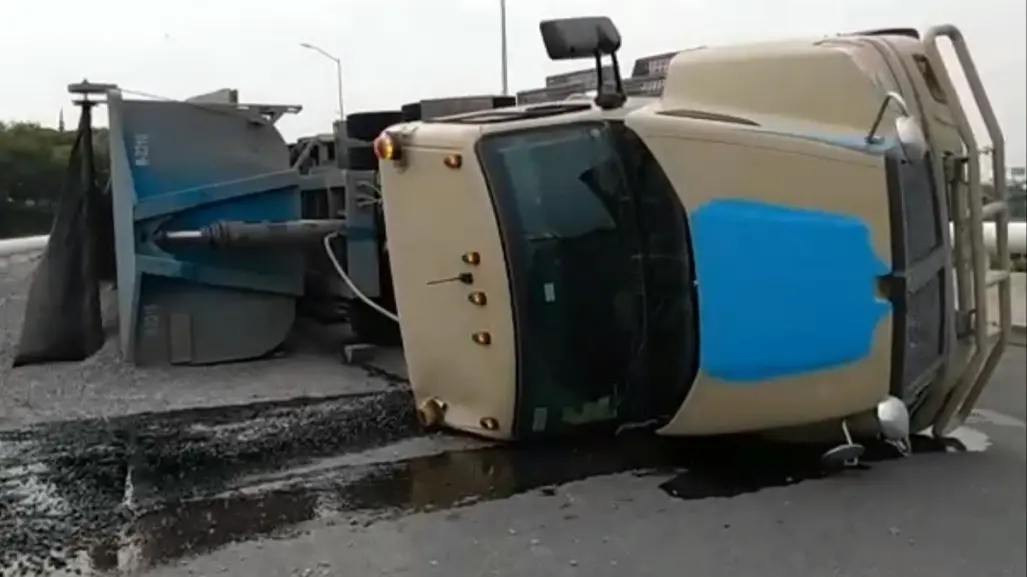 Vuelca tráiler y bloquea vialidad en Guadalupe