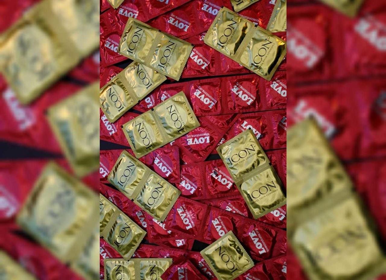 Una muestra de los condones que la AIDS Healthcare Foundation --un organismo sin fines de lucro que lucha contra el sida-- distribuye sin costo, el 14 de febrero de 2023, en Los Ángeles. (AP Foto/Damian Dovarganes, archivo)