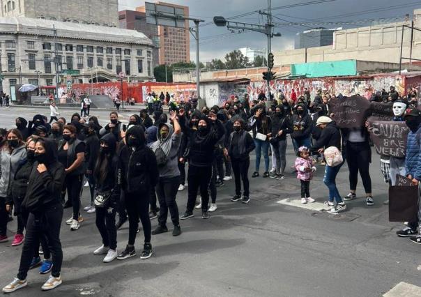 Se enfrenta grupo de feministas con elementos de la SSC