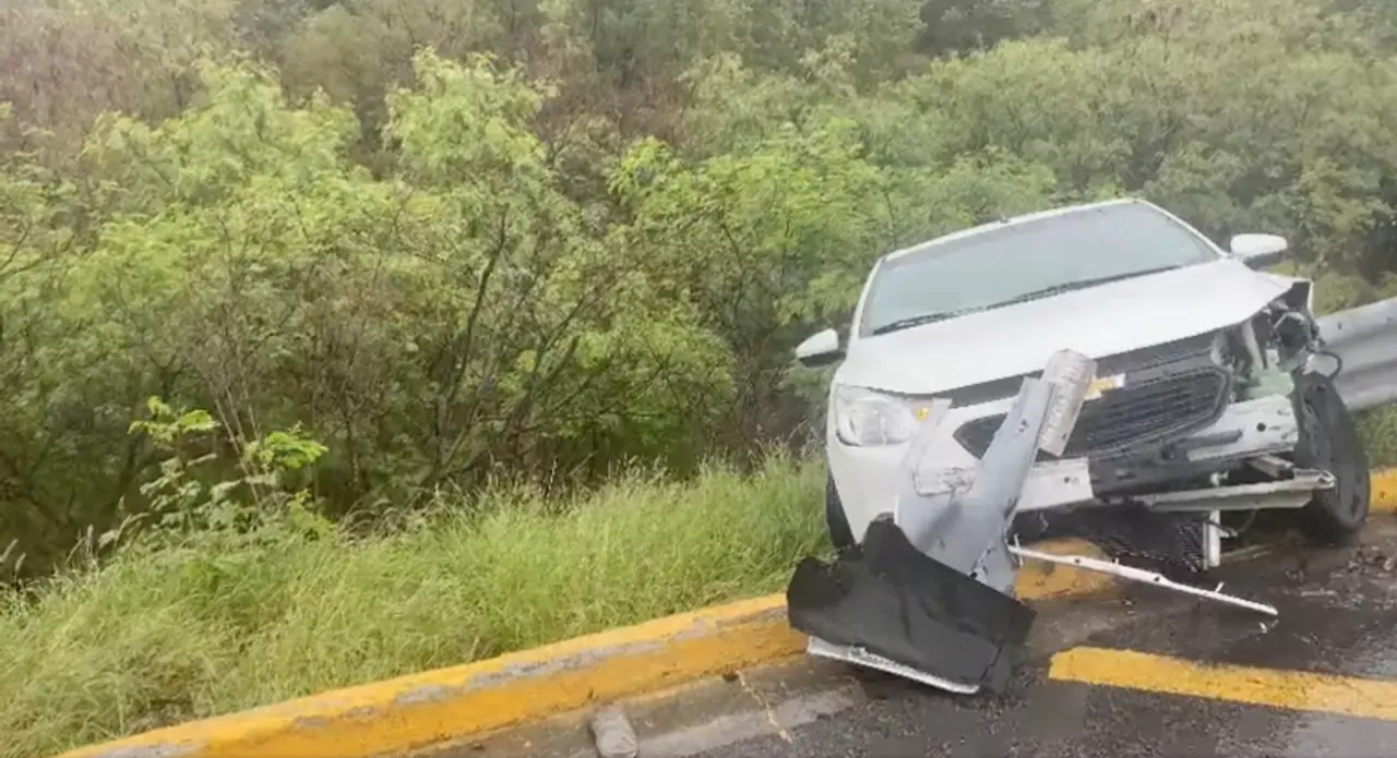 El director de Protección Civil estatal, Erik Cavazos, exhortó a los automovilistas a reducir la velocidad ante el pavimento mojado, circular con las luces encendidas, mantener la distancia entre los vehículos y no frenar bruscamente. Foto: Captura de pant