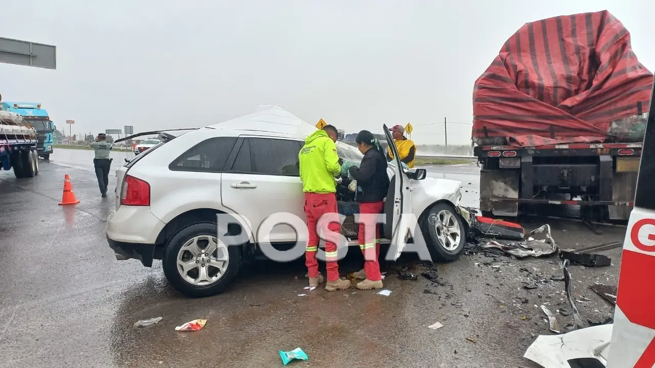 Muere mujer en choque con tráiler al sur de Nuevo León