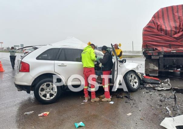 Muere mujer en choque con tráiler al sur de Nuevo León