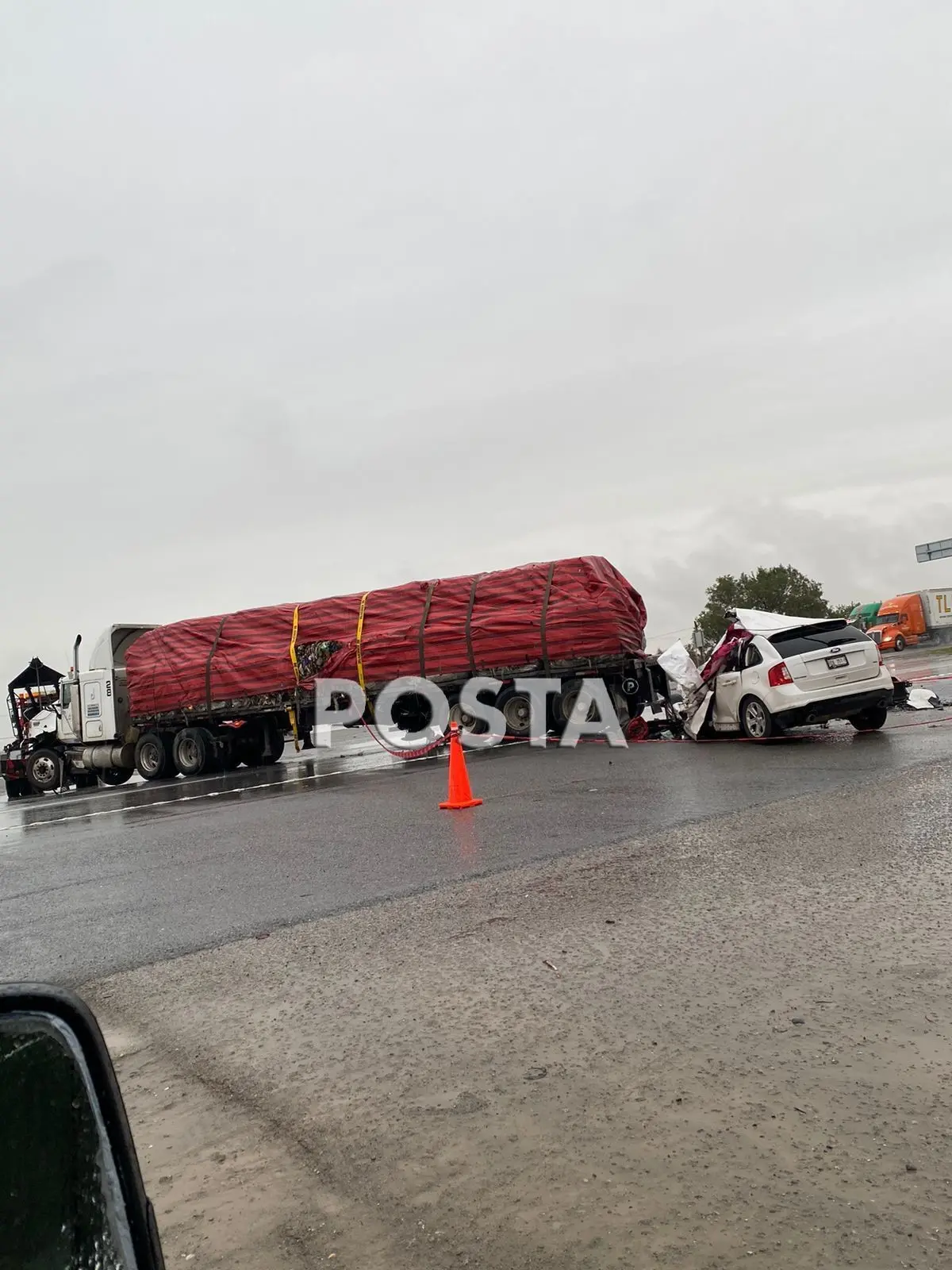 Muere mujer en choque con tráiler al sur de Nuevo León