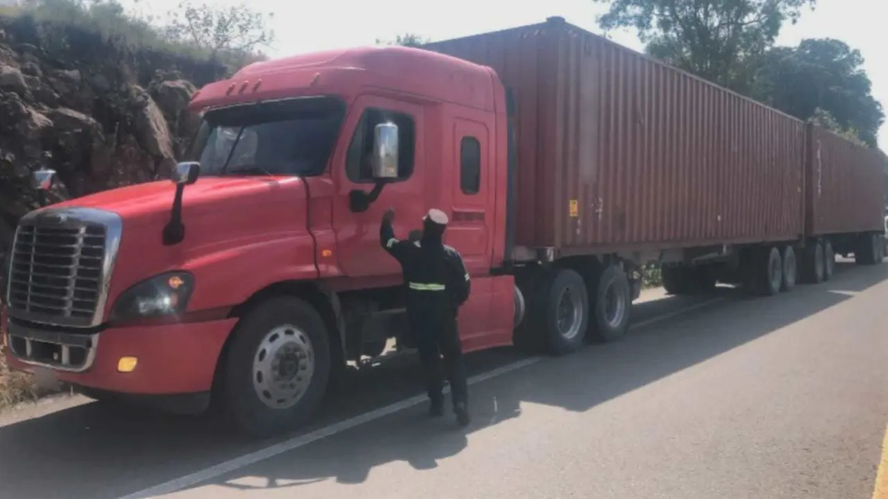 Detienen a 2 presuntos ladrones de transporte de carga en Acambay