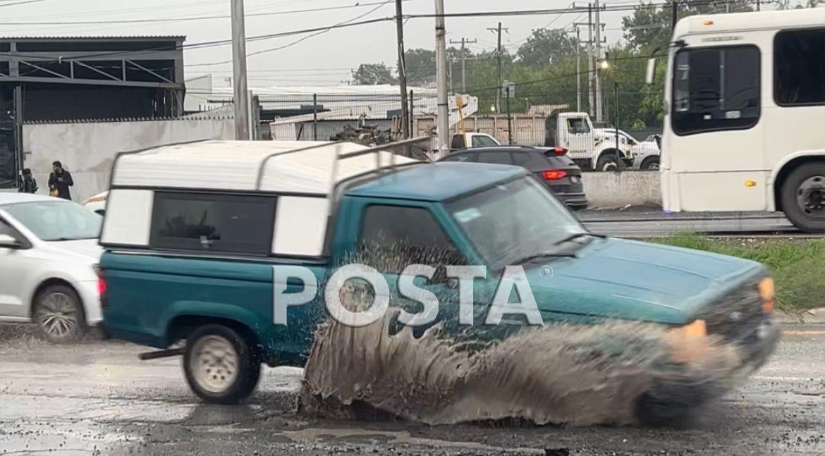 El paso de las lluvias, la mala calidad del pavimento y la falta de luminarias, llevó a que más de 20 automovilistas vieran afectados las llantas de sus coches, tras caer en el gran pozo. Foto: Especial/ POSTAMX