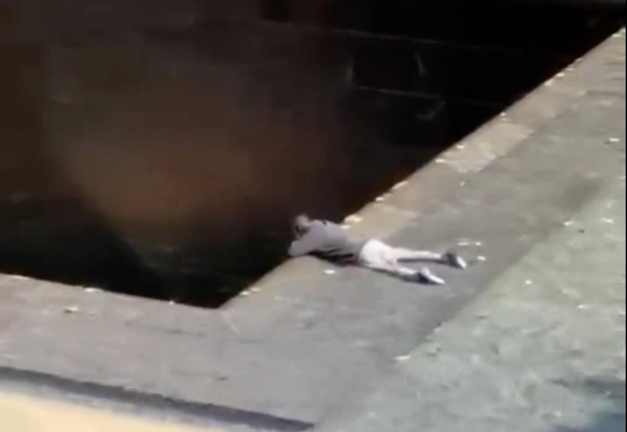 El hombre, que no ha sido identificado, sobrevivió al salto a pesar de sumergirse a unos 45 pies en la piscina con 18 pulgadas de agua. Foto: Captura de pantalla