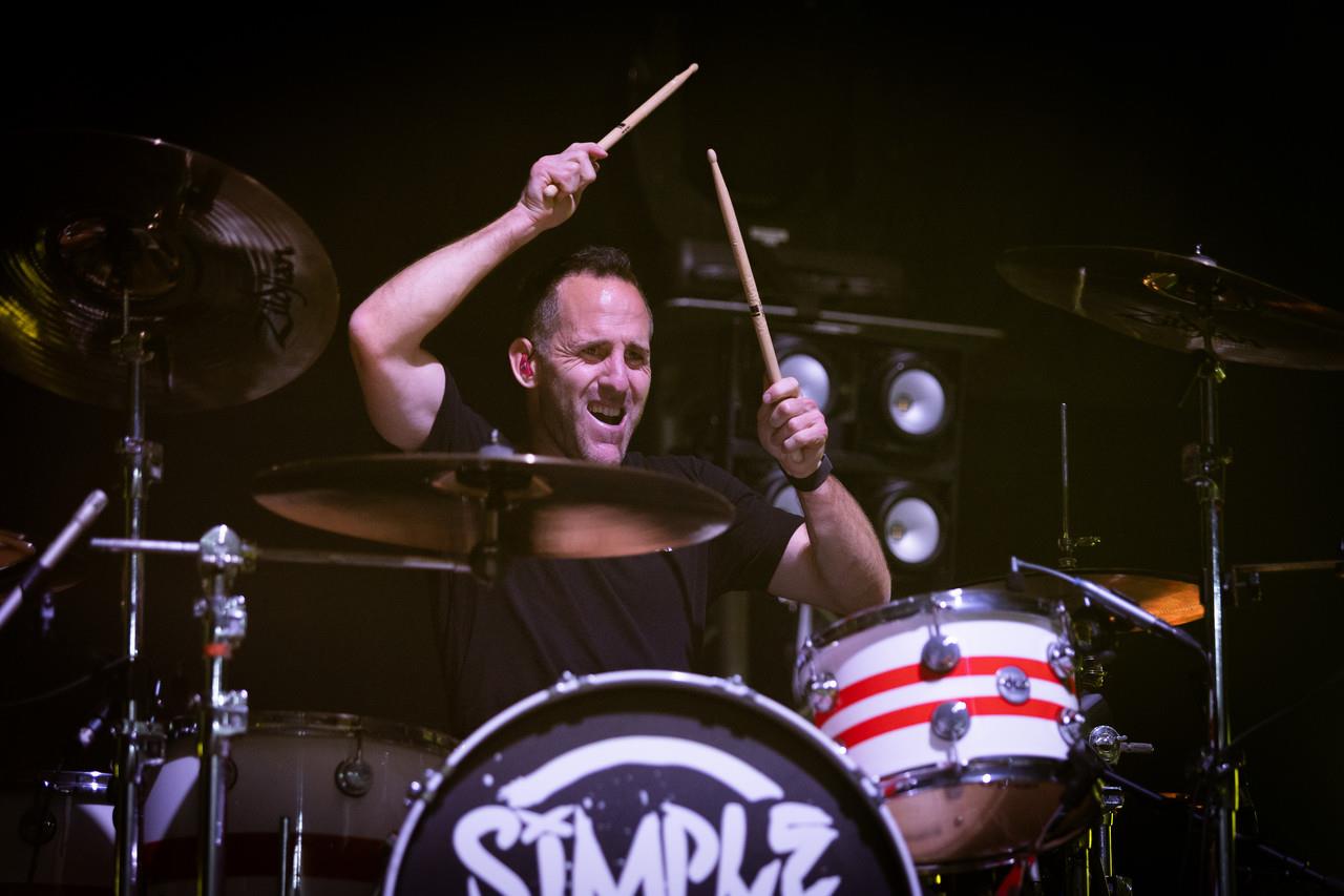 Desata Simple Plan la locura ante regios