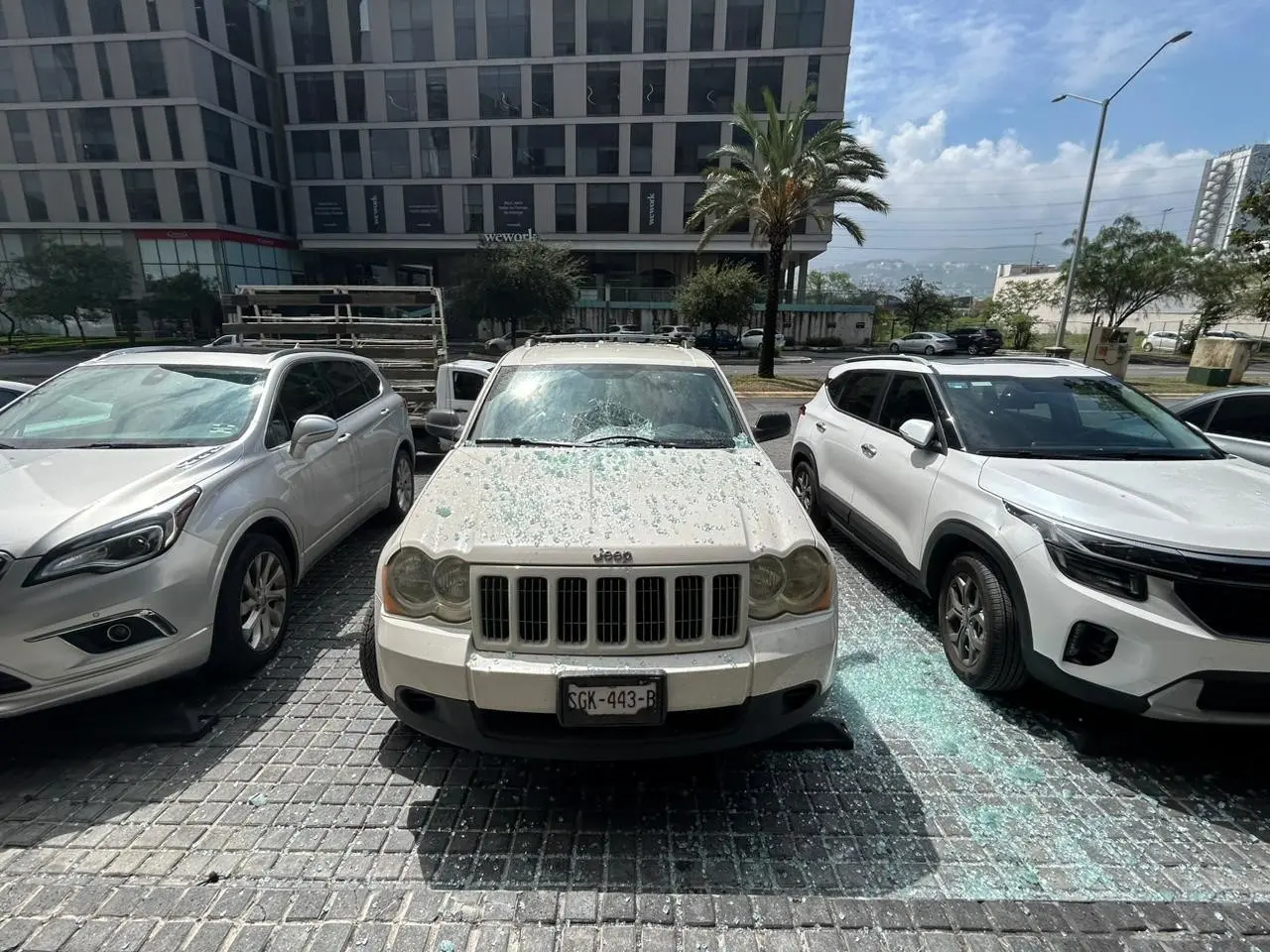 De la torre de departamentos ubicada sobre la avenida Frida Kahlo se desprendió uno de los vidrios que dan hacia la vialidad, afortunadamente sin que se registraran personas lesionadas, solo varias camionetas, siendo la más afectada una Jeep de color blanc