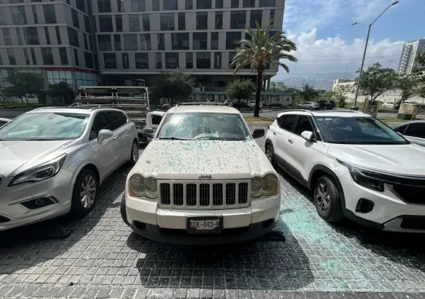 Cae vidrio de edificio Magma Towers en San Pedro y daña vehículos estacionados