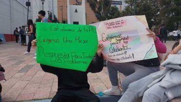 Tras una protesta por 4 horas en el palacio municipal de Cuautitlán, estudiantes de la preparatoria 163 advirtieron que de no otorgarles seguridad para el plantel, saldrán a las calles. Foto: Cortesía