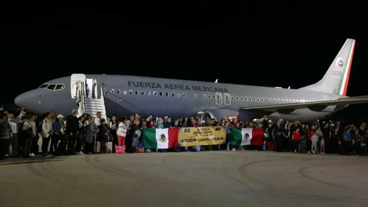 Después de cuatro escalas en Turquía, Irlanda, Canadá y Carolina del Norte, los 135 connacionales llegaron a México a bordo de un avión de la Fuerza Aérea Mexicana. Foto: SEDENA