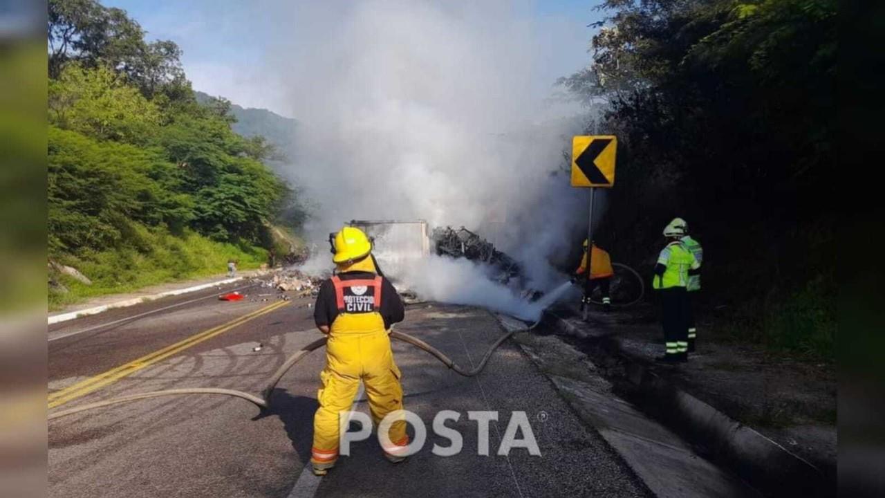Se incendia tráiler en la Supercarretera; se desconoce saldo