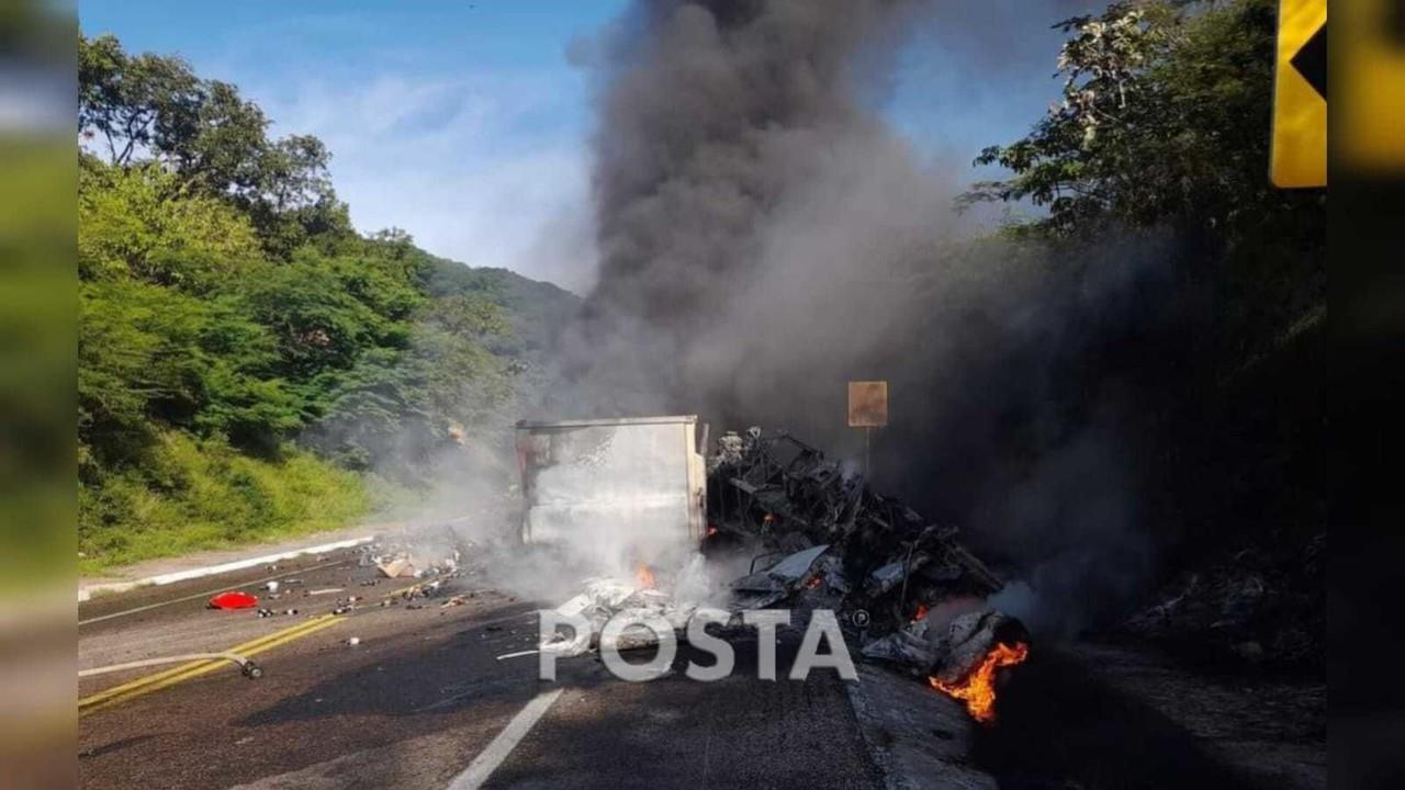 Se incendia tráiler en la Supercarretera; se desconoce saldo